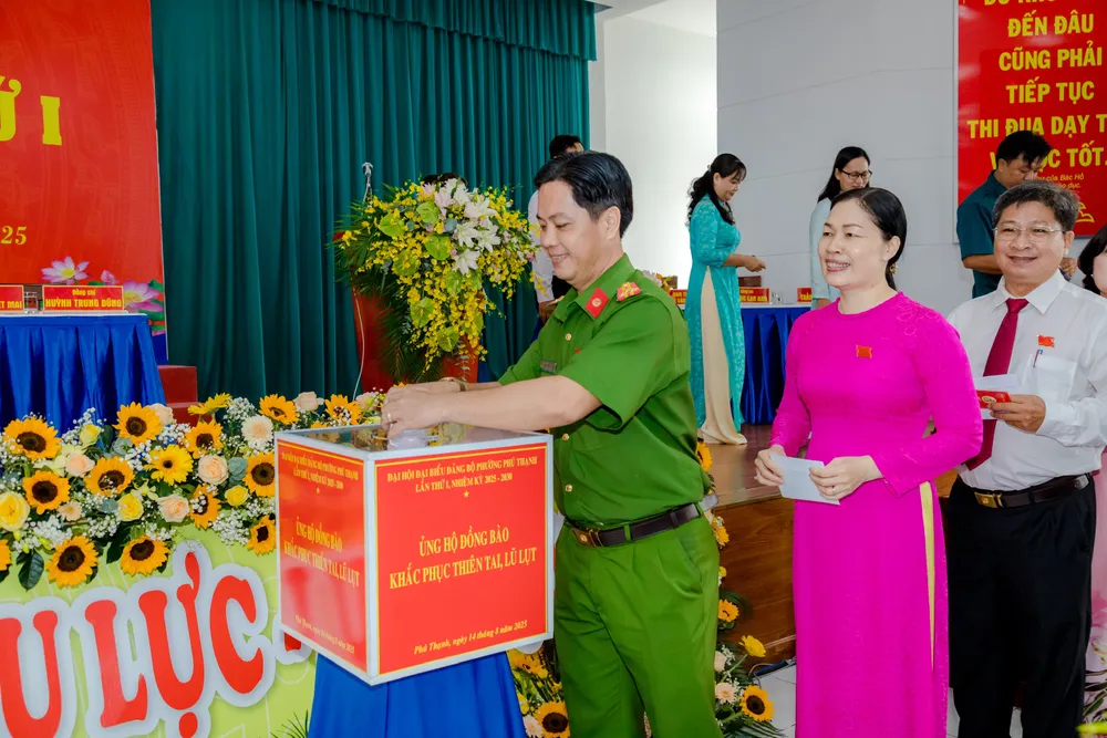 Đại biểu tham gia quyên góp z6909039033204_85b4d17d6d68d1abc46aa2bdba15028c.jpg