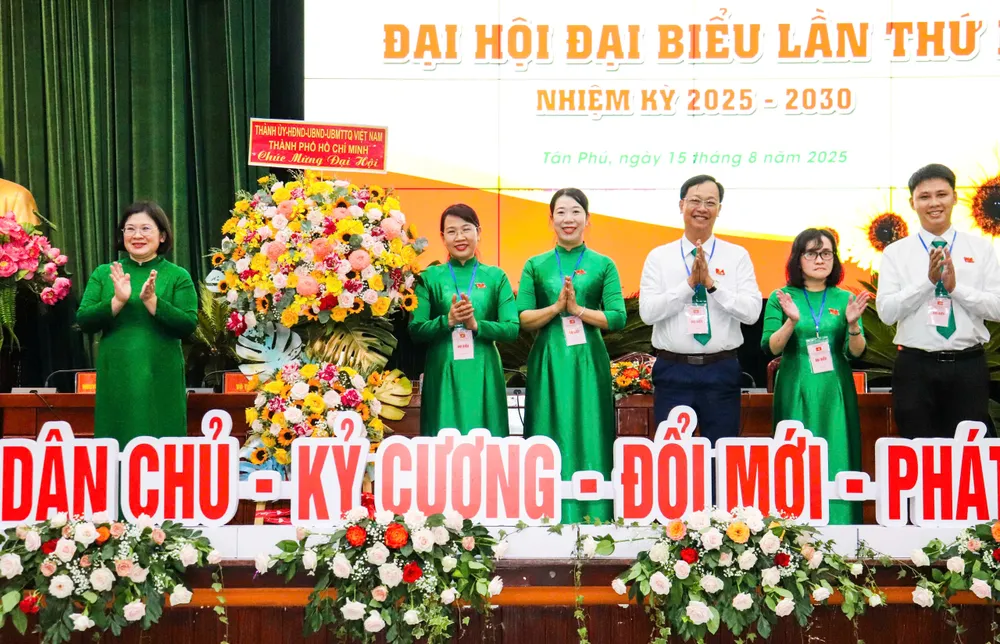 Đồng chí Văn Thị Bạch Tuyết tặng hoa chúc mừng đại hội z6910006375621_ab67fafced025d1502963517dff12e38.jpg