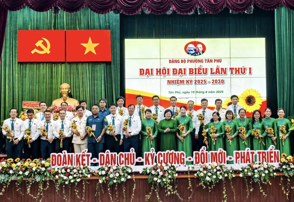 Đồng chí Văn Thị Bạch Tuyết tặng hoa chúc mừng Ban Chấp hành Đảng bộ phường Tân Phú z6910010187426_e826e23b9b7638c7d23293a3acfb3f93.jpg