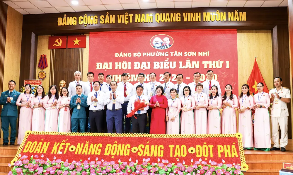 Ra mắt Ban Chấp hành Đảng bộ phường Tân Sơn Nhì z6912563100616_ad06d8ab2ed24a5f443fb23aaf5b702d.jpg