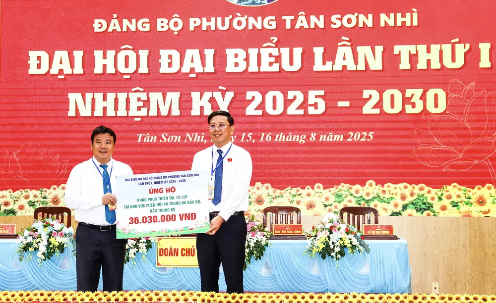 Lãnh đạo phường Tân Sơn Nhì trao kinh phí ủng hộ tại đại hội z6912563155825_bcbbd39c643e5910f16d3d769ba6fdf9.jpg