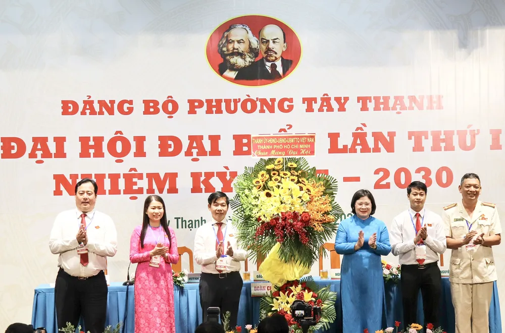 Đồng chí Văn Thị Bạch Tuyết tặng hoa chúc mừng đại hội z6913356279701_f612802cbac5c74659b6165393f85ffd.jpg
