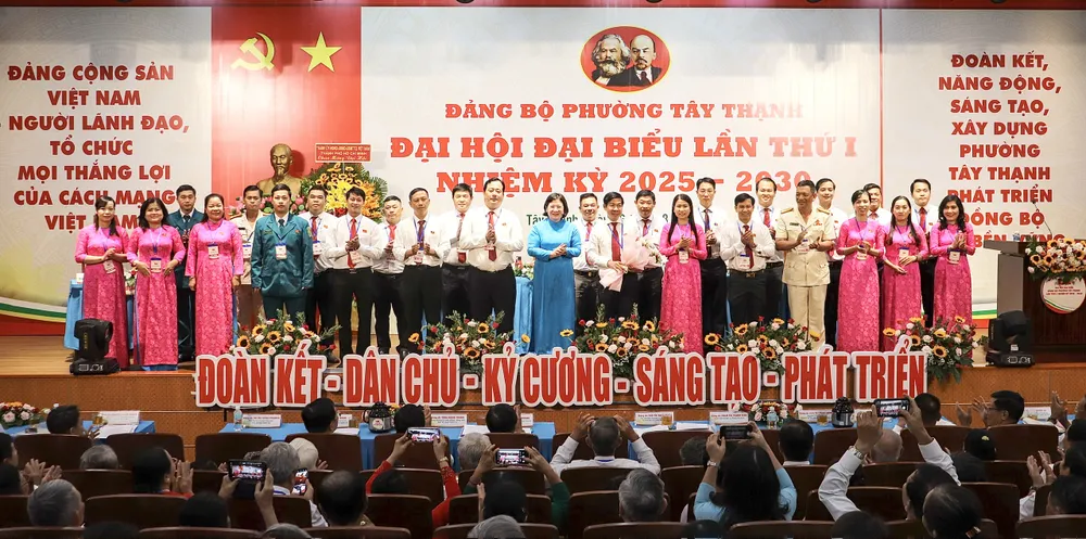 Ra mắt Ban Chấp hành Đảng bộ phường Tây Thạnh z6913418307277_a4cad31f48df31ac1e334102dafaed43.jpg