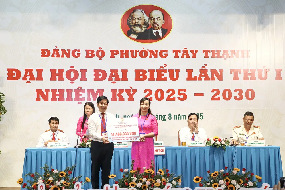 Lãnh đạo phường Tây Thạnh trao kinh phí ủng hộ tại đại hội z6913418365246_aaf12c59019f77a88f99750ed9964cda.jpg