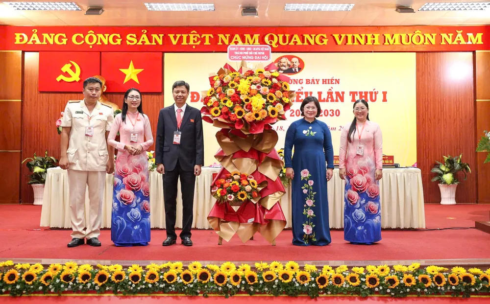 Đồng chí Văn Thị Bạch Tuyết tặng hoa chúc mừng đại hội z6921989907155_a7f8721cd715d6d73abefd7db46ea89a.jpg