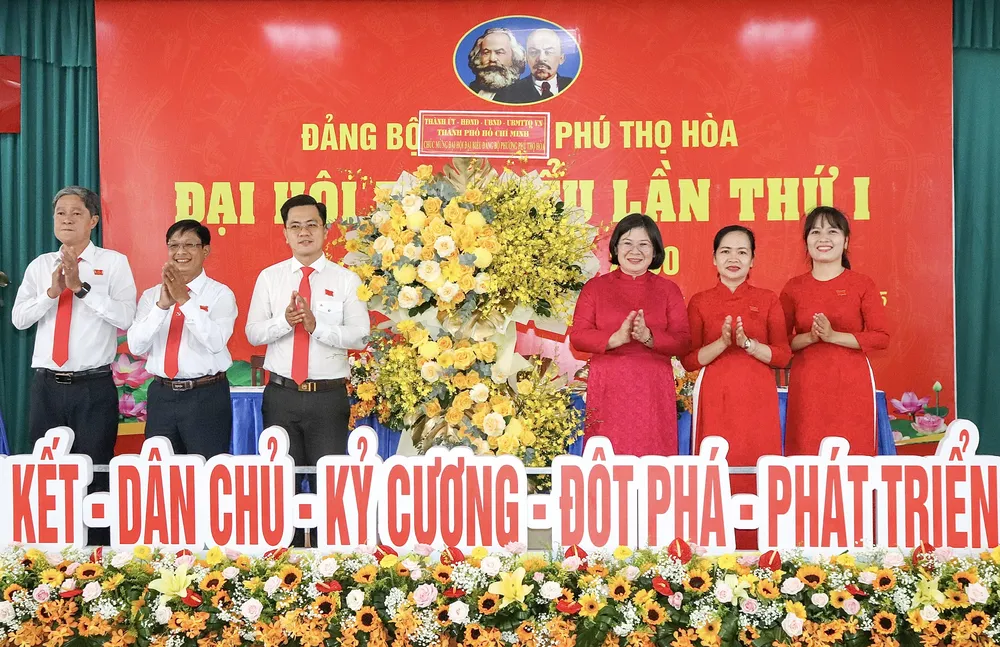Đồng chí Văn Thị Bạch Tuyết tặng hoa chúc mừng đại hội z6923016999846_4f2a1c7f8e6c1a9810deceaa84213be4.jpg