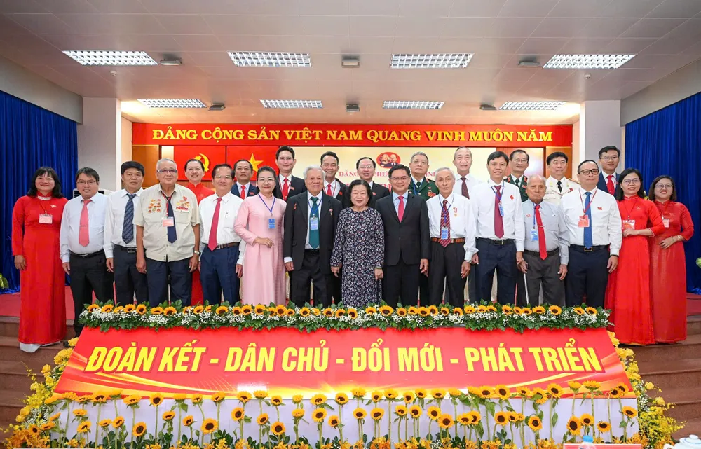 Đại biểu tham dự chụp hình lưu niệm tại đại hội z6932366846638_6a8475d431238778d203c70e12b97f11.jpg