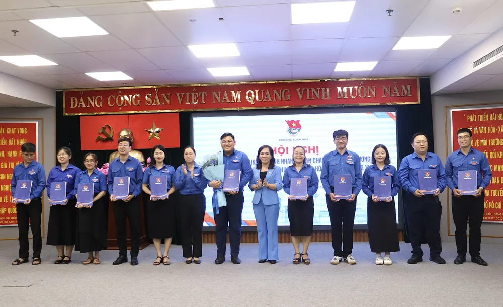 Đồng chí Trịnh Thị Hiền Trân và đồng chí Nguyễn Thanh Xuân trao quyết định, tặng hoa chúc mừng Ban Chấp hành Đoàn phường Xuân Hòa z6933867659776_68ed225fb648c2b5e8f362acfe6e3792.jpg