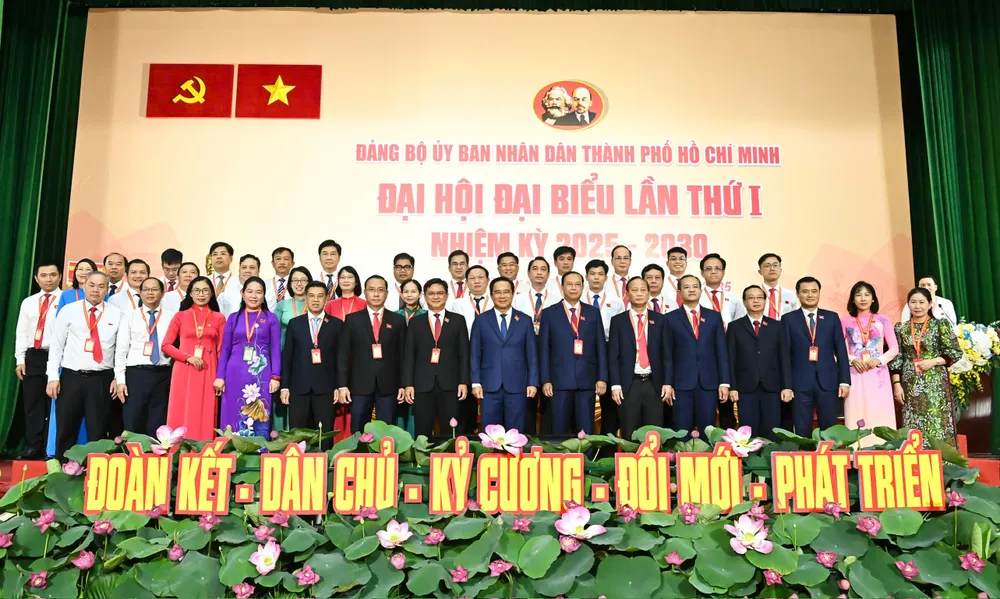 Đoàn Chủ tịch chụp hình lưu niệm cùng các đại biểu. Ảnh: VIỆT DŨNG z6936729808368_0c7a76209f51ce2c19a6cad806734798.jpg