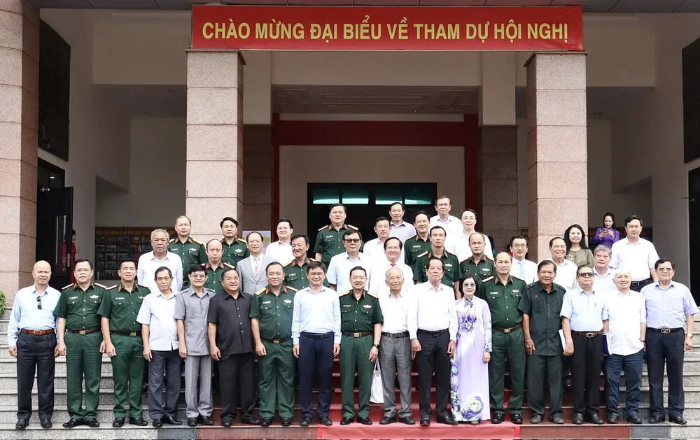 Đại biểu tham dự chụp hình lưu niệm tại hội thảo z6949829054022_86b796c7663cd6719f4b378e3be66fe4.jpg