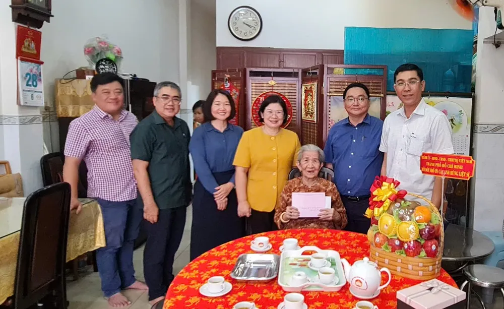 Đoàn đến thăm Mẹ Việt Nam Anh hùng Trần Thị Hồng Mẹ Hồng.jpg