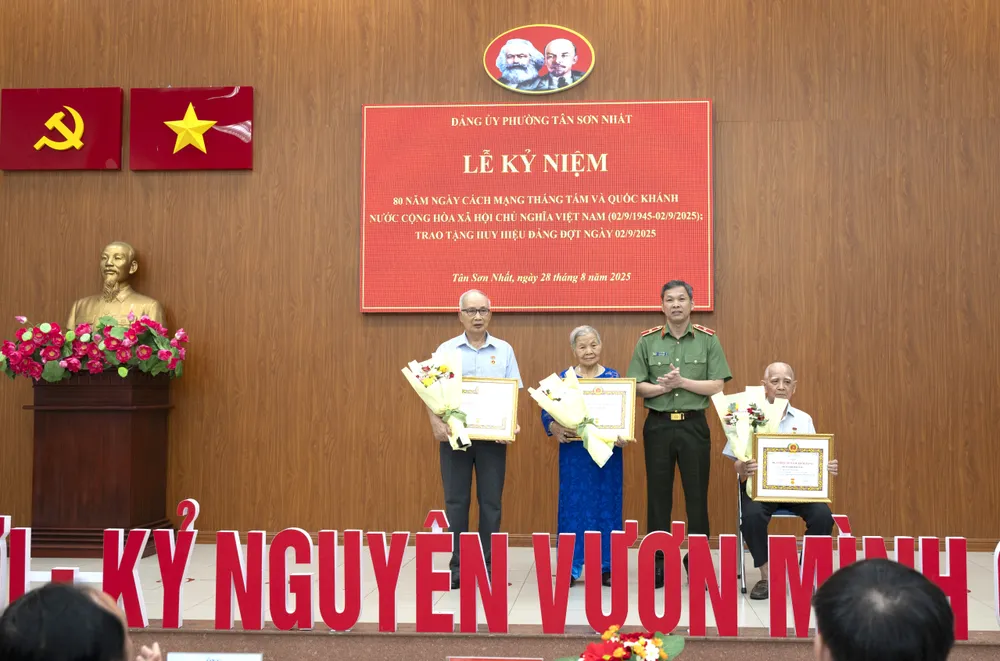 Thiếu tướng Tạ Văn Đẹp trao Huy hiệu Đảng đến các đảng viên THE_0108.JPG