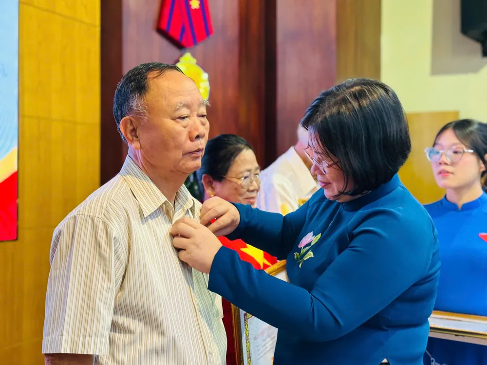 Đồng chí Văn Thị Bạch Tuyết trao Huy hiệu Đảng đến các đảng viên VTBT.jpg