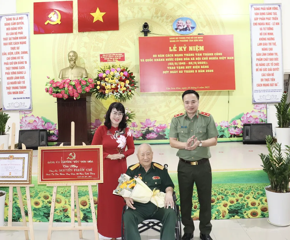 Trung tướng Mai Hoàng và đồng chí Trương Lê Mỹ Ngọc trao Huy hiệu 80 năm tuổi Đảng đến đồng chí Nguyễn Phước Chí z6952666298783_c3bfbb29e2eebb074602ccd9e72c8859.jpg