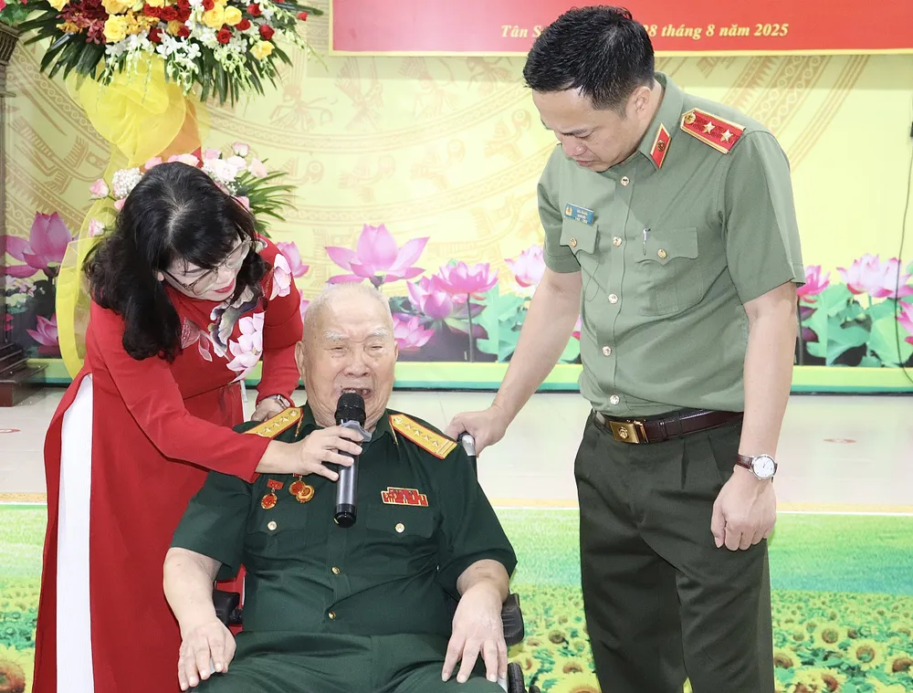 Đồng chí Nguyễn Phước Chí chia sẻ tại chương trình z6952666603922_e0e6f40148ea94ecee52beacd7b74cea.jpg