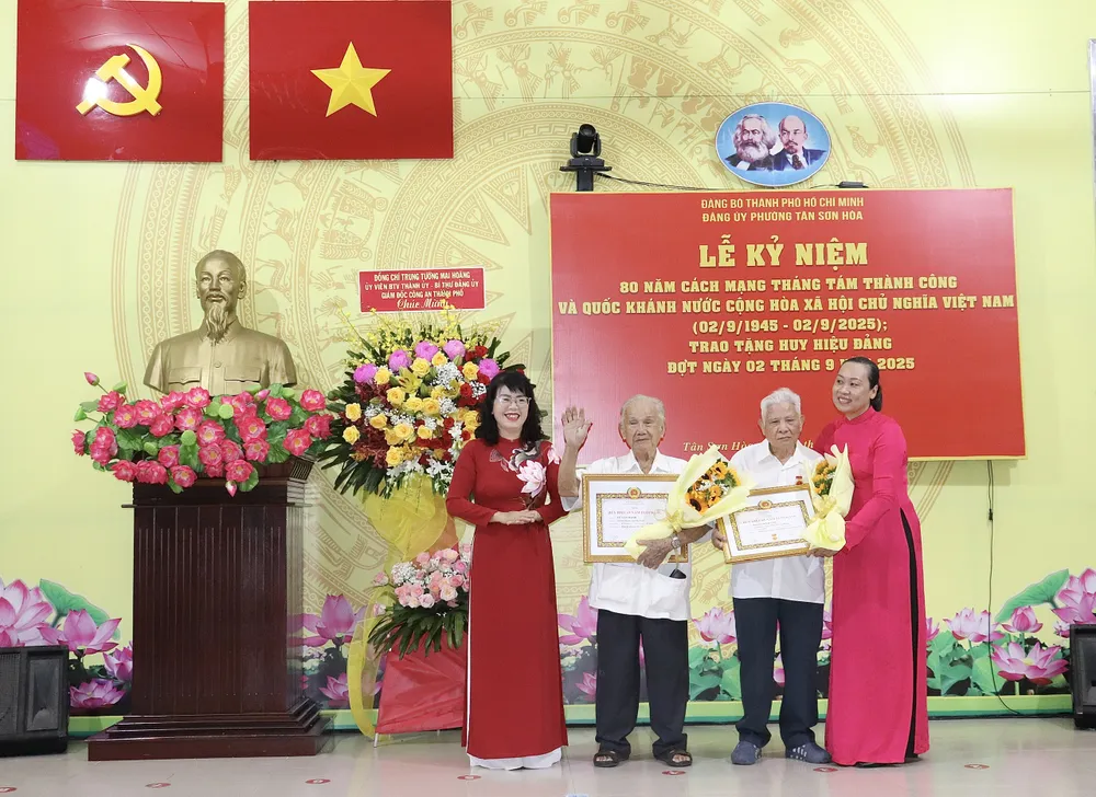 Đồng chí Trương Lê Mỹ Ngọc và Phó Bí thư Thường trực Đảng ủy phường Nguyễn Thị Tuyết Lệ Sương trao Huy hiệu Đảng đến các đảng viên z6952669401804_e103374423dfc58fcb7706a2e5da7340.jpg