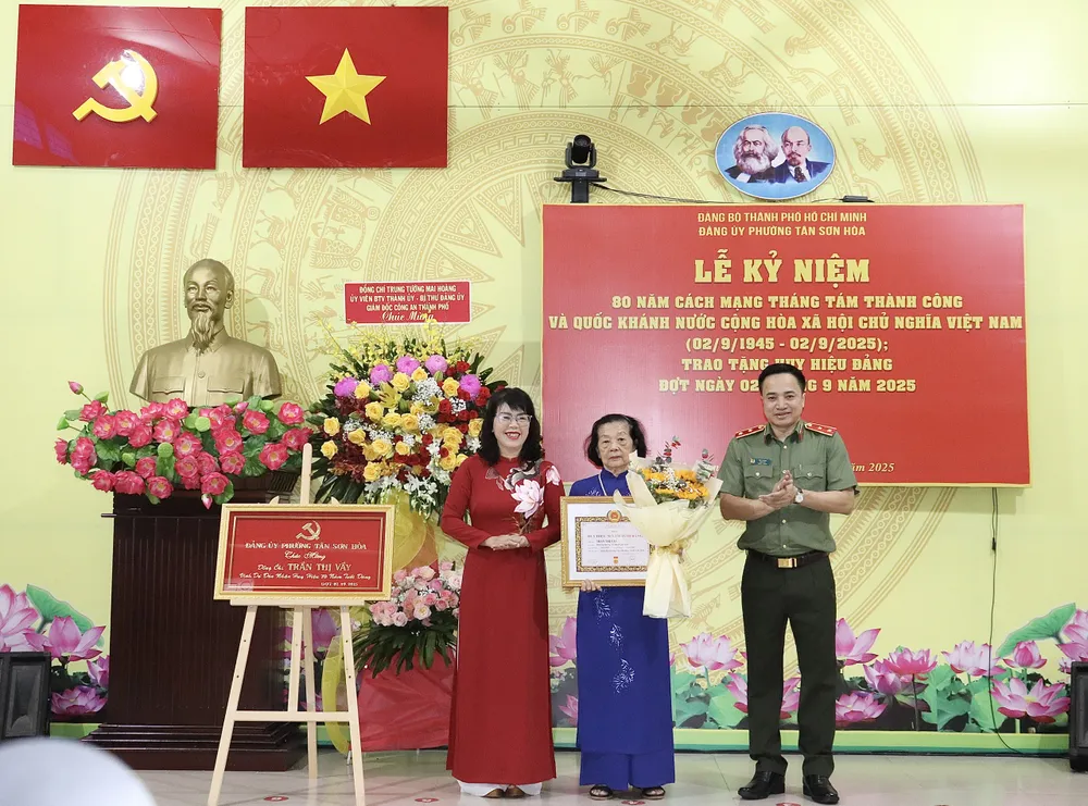 Trung tướng Mai Hoàng và đồng chí Trương Lê Mỹ Ngọc trao Huy hiệu Đảng đến đảng viên z6952669698047_8ad6a60a6084e631423ee88241ecbff5.jpg