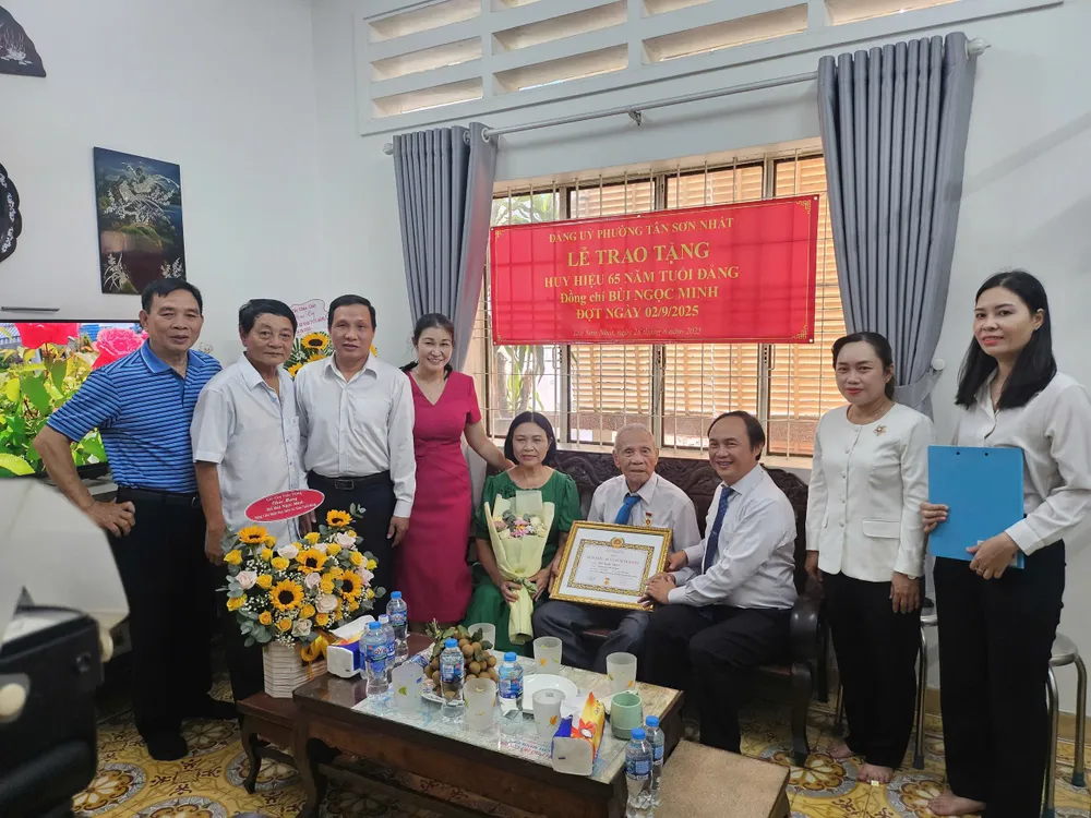 Đồng chí Lê Hoàng Hà trao Huy hiệu Đảng đến đảng viên lớn tuổi tại nhà z6952950722025_253609596e4d789907c101cc1714dba5.jpg