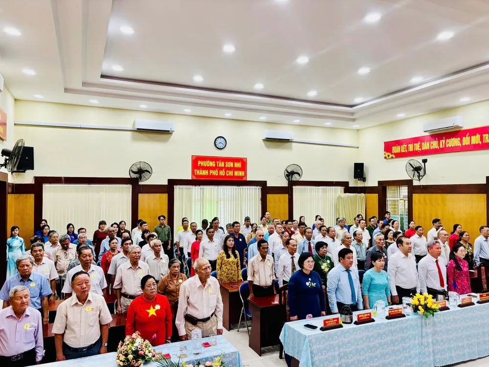Đại biểu tham dự buổi lễ z6953464044729_3fa21aeb0f249019513445100ee79756.jpg