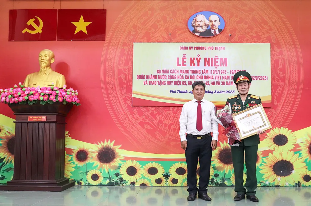 Đồng chí Võ Công Thành trao Huy hiệu Đảng đến đảng viên z6953997980281_cd060924e9c885ea490e1c4b7350735b.jpg