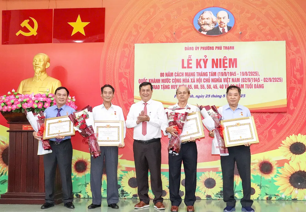Chủ tịch UBND phường Phú Thạnh Phan Sĩ Đạt trao Huy hiệu Đảng đến đảng viên z6953997988026_29cec780332ea29bc3b2fd01d17ae797.jpg