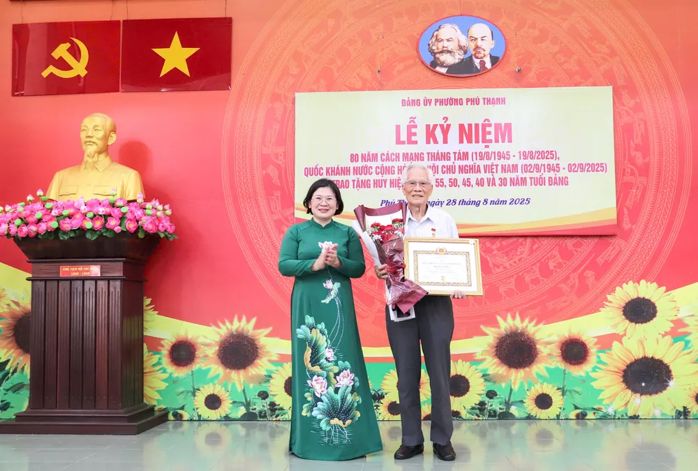 Đồng chí Văn Thị Bạch Tuyết trao Huy hiệu Đảng đến đảng viên z6953997991616_6ccbad044f62e2d5897f26d7b4cde37a.jpg