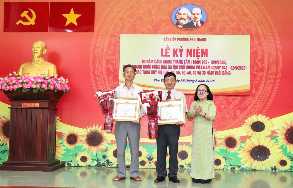 Đồng chí Đinh Thị Thanh Thủy trao Huy hiệu Đảng đến đảng viên z6953998009957_d108e8941a896f1d3a22b385d68b6f8a.jpg