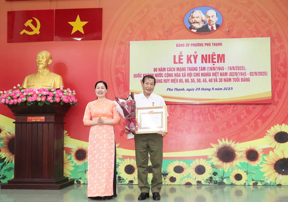Phó Bí thư Thường trực Đảng ủy phường Phú Thạnh Nguyễn Thị Chiên trao Huy hiệu Đảng đến đảng viên z6953998017454_bea52a1e0f5d57d4e0ffdcf0ddfc0c0e.jpg