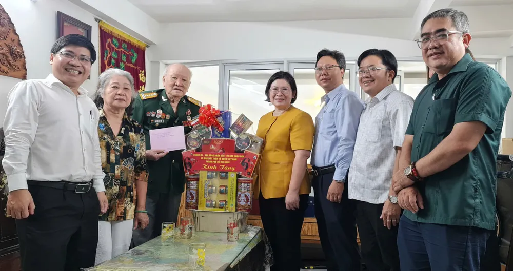 Đoàn đến thăm đồng chí Nguyễn Chí Lợi z6954229243766_a63bffa5e27934ac2d49ed4997ece15a.jpg