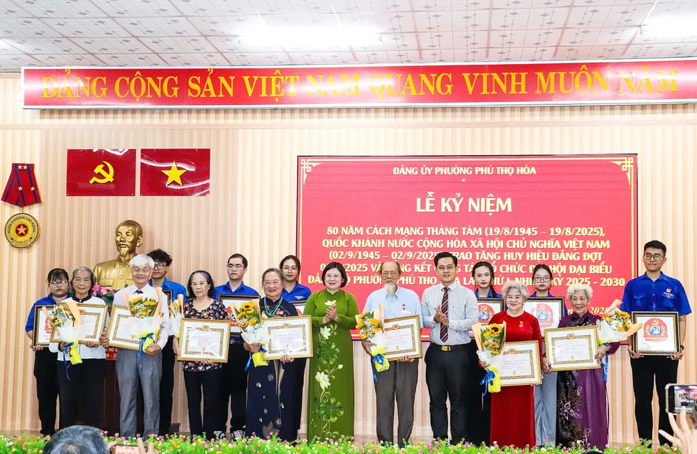 Đồng chí Văn Thị Bạch Tuyết và đồng chí Phạm Hưng Quốc Bảo trao Huy hiệu Đảng đến các đảng viên z6956019582085_e504087ef9e55bccb68475b70da6fe75.jpg