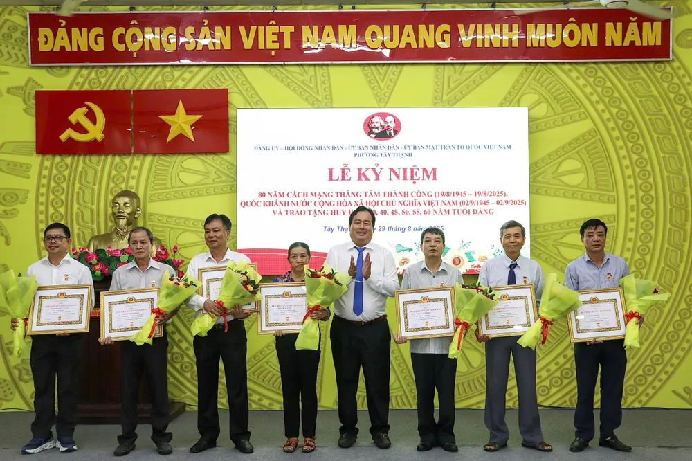 Chủ tịch UBND phường Tây Thạnh Nghiêm Văn Út trao Huy hiệu Đảng đến các đảng viên z6956570558610_323408d9aed37e0241abed35a39c4fc7.jpg