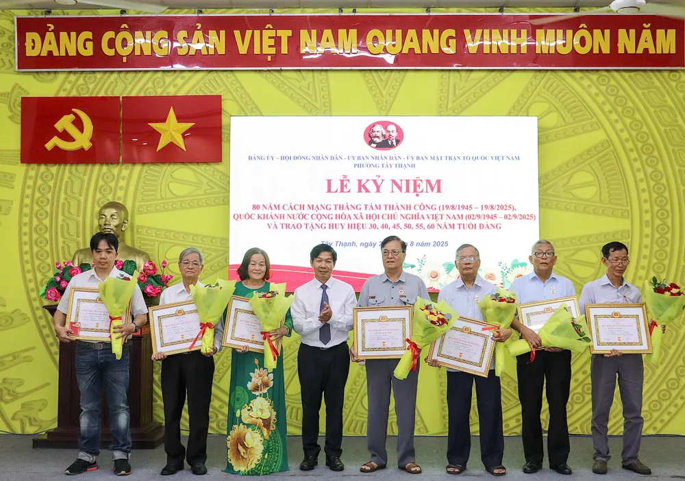 Đồng chí Đào Minh Chánh trao Huy hiệu Đảng đến các đảng viên z6956570561629_942716d6470dc3d3eb3da1fca4f9817a.jpg