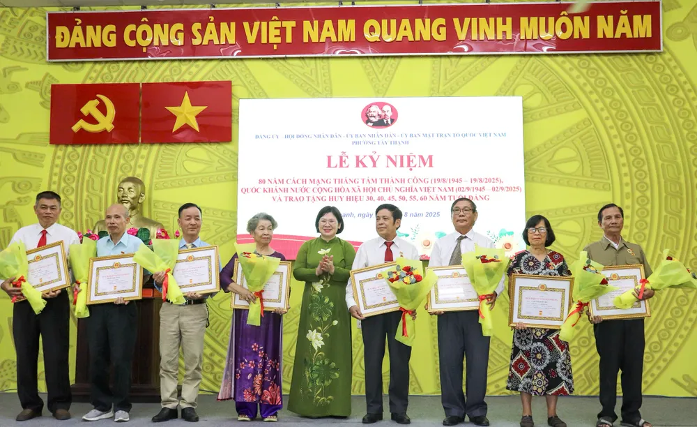 Đồng chí Văn Thị Bạch Tuyết trao Huy hiệu Đảng đến các đảng viên
