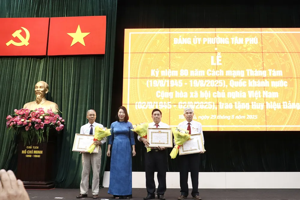 Phó Bí thư Thường trực Đảng ủy phường Tân Phú Trần Thị Hồng Cúc trao Huy hiệu Đảng đến các đảng viên z6957774000346_86216e446f11ccebebf53eed04d8b7a5 (1).jpg