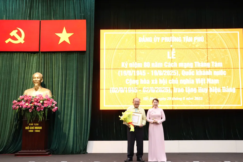Bí thư Đảng ủy phường Tân Phú Lê Thị Kim Hồng trao Huy hiệu Đảng đến đảng viên z6957804905367_bfe1f31d6d593d877743420332c9e8ab.jpg