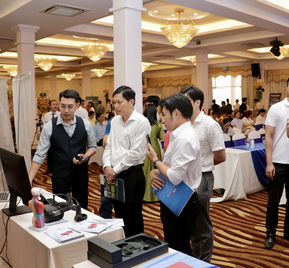 Đại biểu tham quan các khu vực trưng bày tại ngày hội z6958217866489_c436b5a6d33fc6a55cde88e72b8fa178.jpg