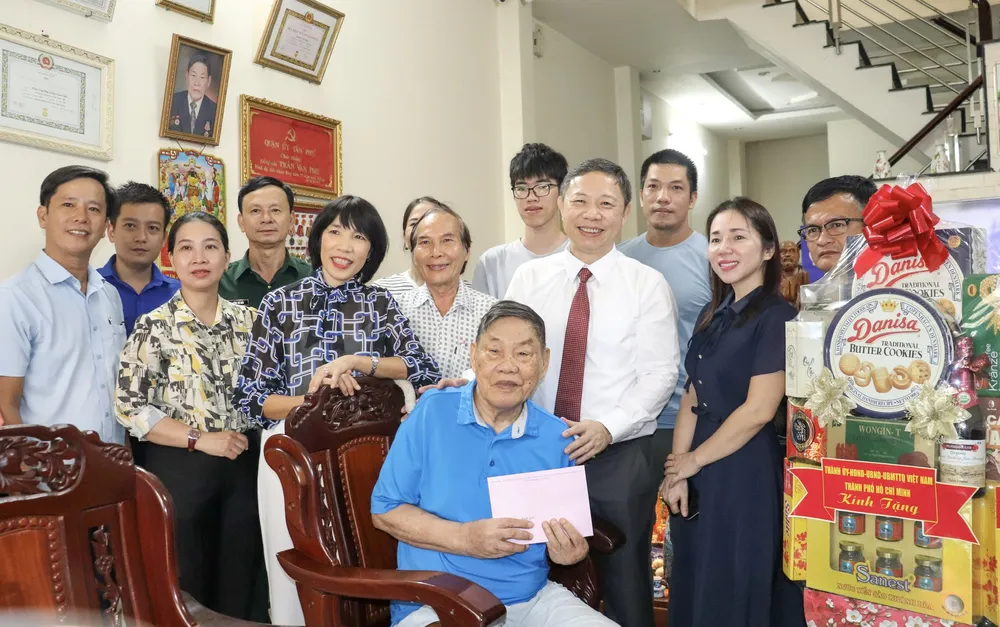 Đoàn đến thăm, tặng quà cán bộ tiền khởi nghĩa Trần Văn Phú gdgd.jpg