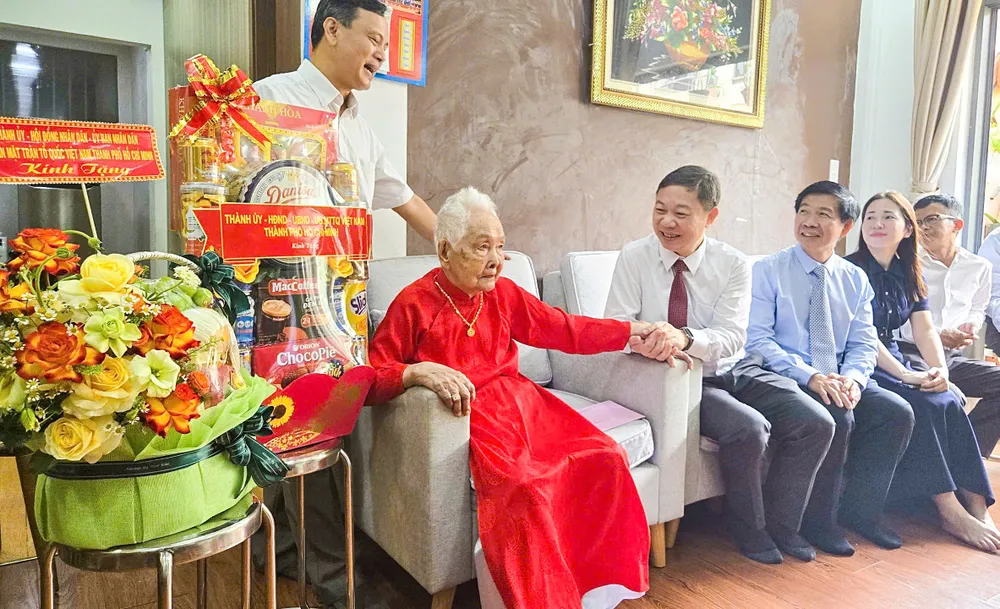 Đoàn đến thăm, tặng quà cho Mẹ Việt Nam Anh hùng Trương Thị Ba z6959884368711_8d5709324e13b8d93c977021dafb900d.jpg