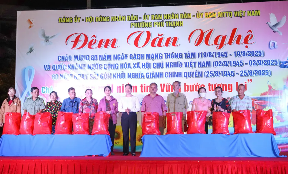 អនុលេខាគណៈកម្មាធិការបក្សសង្កាត់ Phu Thanh លោក Nguyen Thi Chien ជូនអំណោយដល់ប្រជាជន z6961615863307_56755ad07cc60ce27d55747fdfb14d9b.jpg
