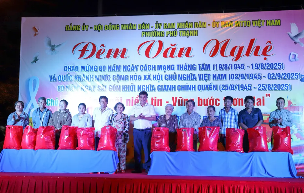 ប្រធានគណៈកម្មាធិការប្រជាជនសង្កាត់ Phan Si Dat ជូនអំណោយដល់ប្រជាពលរដ្ឋ z6961615873807_2365d713b778786d251f6a166c2150be.jpg