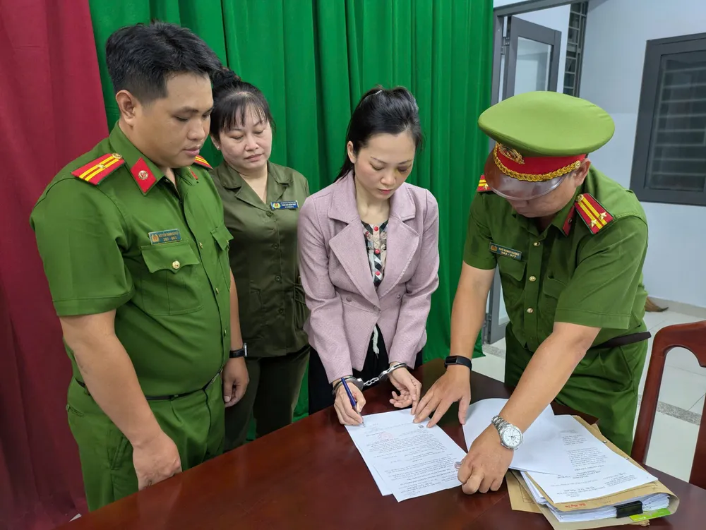 Công an bắt khẩn cấp bà Nguyễn Thị Tuyết Chinh. Ảnh: CA z7001479185463_7eebad88f58b88b9e842255e5f22238c.jpg