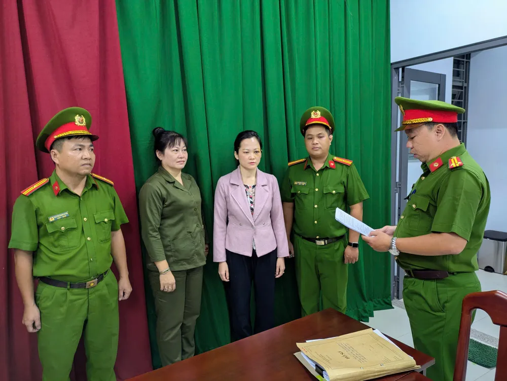 Bà Nguyễn Thị Tuyết Chinh bị Công an TPHCM bắt khẩn cấp để điều tra về hành vi gây rối trật tự công cộng z7001479197011_5580550034e4f339a4f7b68f852da1f6.jpg