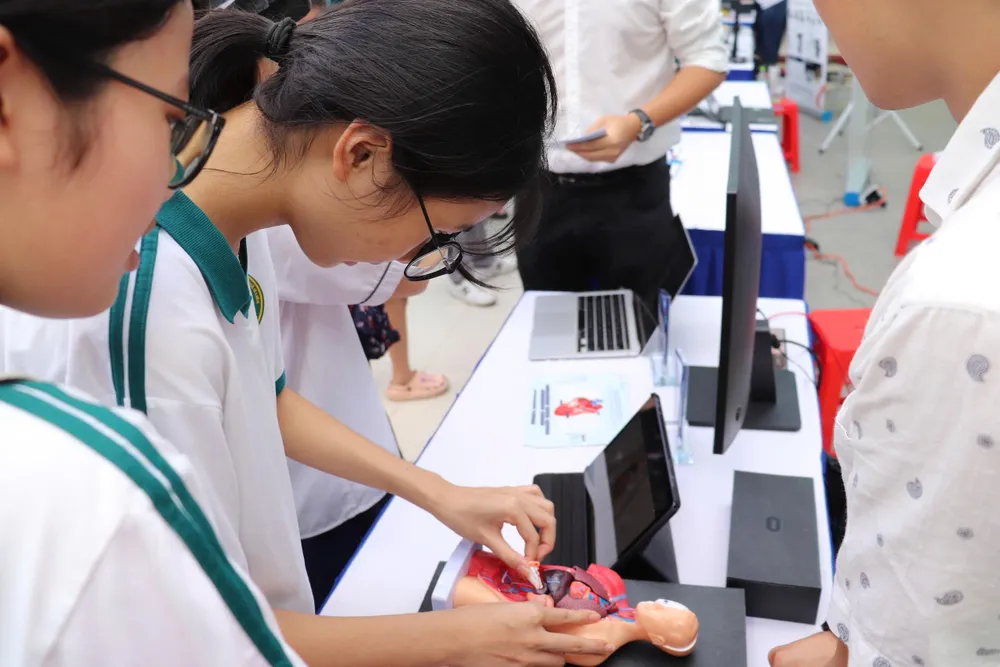 Học sinh trải nghiệm các sản phẩm công nghệ giáo dục z7009804096070_eba94d0533e17fa6309653a0b47f602d.jpg