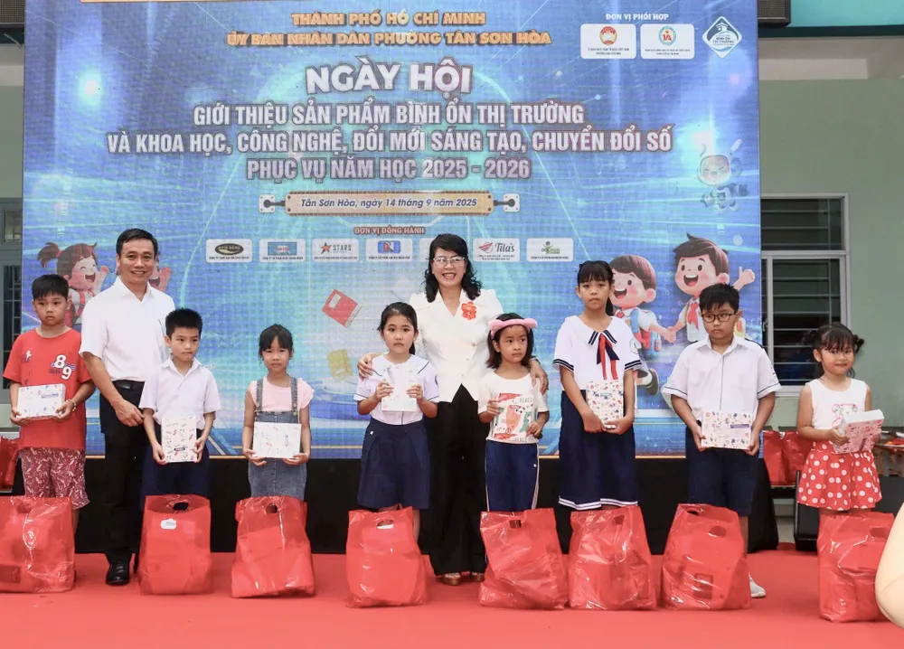 Bí thư Đảng ủy phường Tân Sơn Hòa Trương Lê Mỹ Ngọc cùng đồng chí Lê Huy Hoàng, Phó Trưởng Phòng Phát triển công nghệ, Sở Khoa học và Công nghệ TPHCM trao quà đến học sinh khó khăn z7009804132745_df6c7f1ffc01091ca66e533a33a13e1a.jpg
