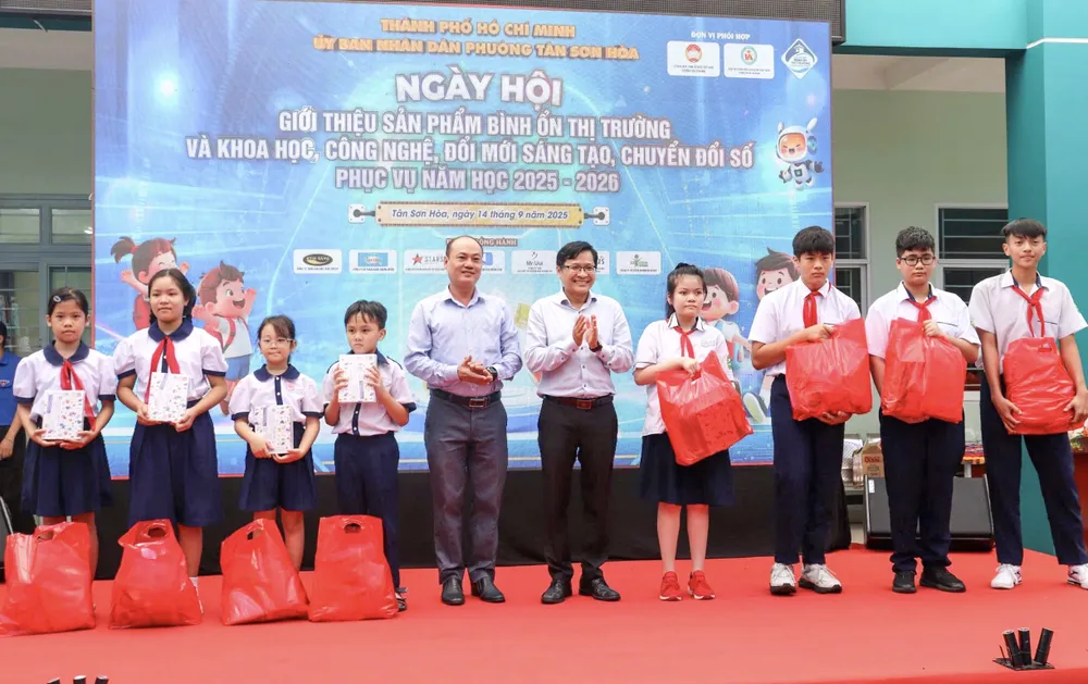 Đồng chí Trần Minh Vũ và đồng chí Trương Hữu Nghĩa, Chủ tịch Ủy ban MTTQ Việt Nam phường trao quà đến học sinh khó khăn z7009804144299_29d255949941d55880fe455545ed945f.jpg