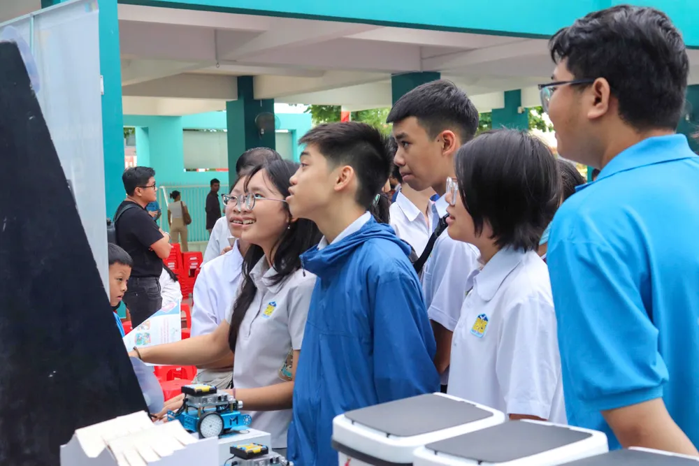 Học sinh trải nghiệm các sản phẩm công nghệ giáo dục, chuyển đổi số trong trường học z7009804167235_bcd7572b3c25ff7135a0dd95c60ff9e7.jpg