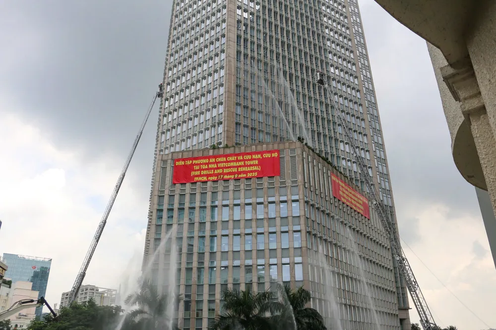 Lực lượng chức năng dùng xe thang tiếp cận từ nhiều hướng để cứu người và chữa cháy z7020841447195_b1a9d59ae6423dcb2938d0830fd4e5fa.jpg