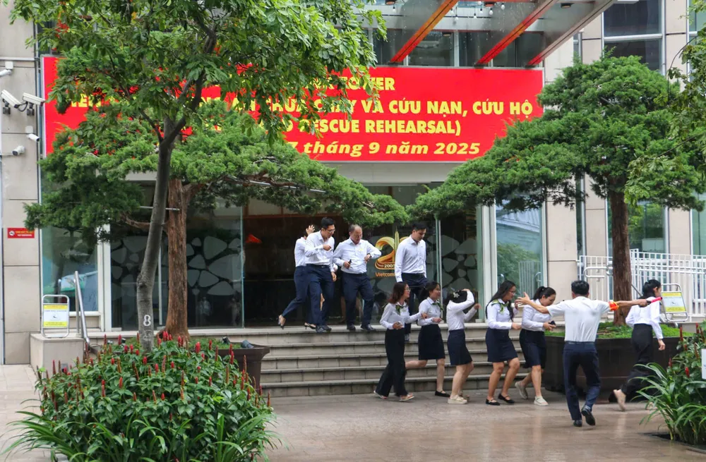 Hướng dẫn nhân viên di chuyển ra khỏi tòa nhà z7020841467420_67a897de1919e6af2eb26e8c6358715b.jpg