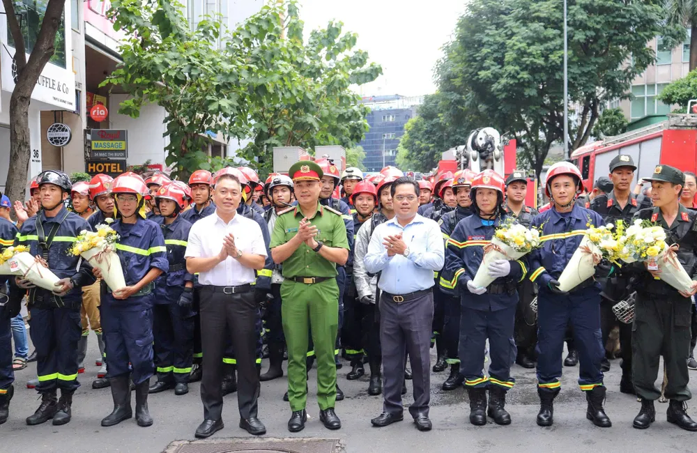 Đại tá Trần Văn Hiếu cùng lãnh đạo tòa nhà tặng hoa các đơn vị tham gia buổi diễn tập z7020868424119_3e379bf96f7f29a4d99e7e969d03e9e8.jpg