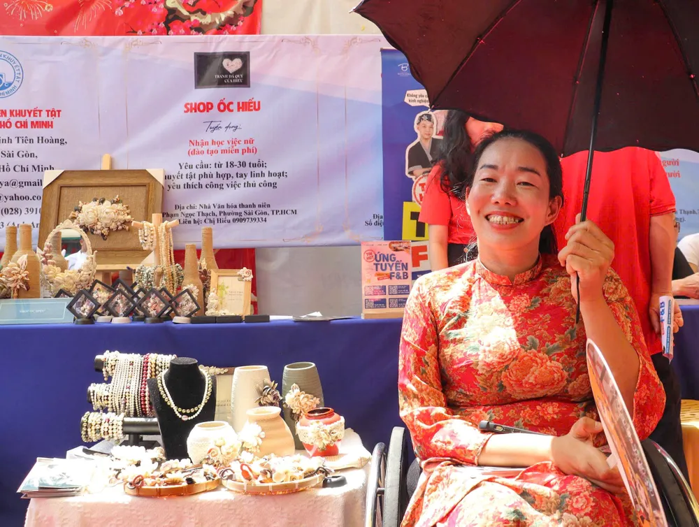 លោកស្រី Tran Thi Ngoc Hieu នៅជាប់នឹងផលិតផលធ្វើនៅផ្ទះរបស់នាងក្នុងពិធីបុណ្យ z7024377766131_dec092ac0266b602f5b605c9c65172db.jpg